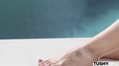 Nadržaná Danielle Renae poriadne strieka na Danov klobás počas divokého sukania do riti