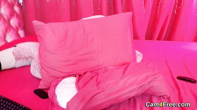 Šťavnatá kráska si dráždi každú dierku a poriadne sa vyprstuje pred kamerou