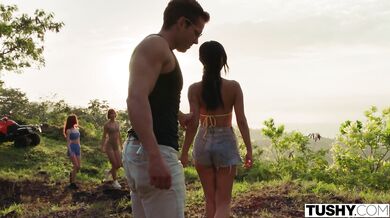 Štíhla Dolly Orchid žobroní o tvrdý anál a nenechá si ujsť ani milimeter jeho nástroja