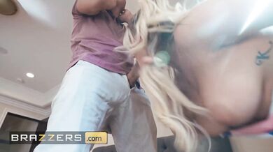 Kayley Gunner a jej nadržaná trojka. Manžel a svalnatý Adonis jej poriadne vyprášia dierky