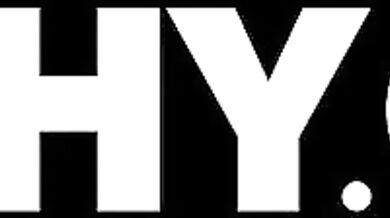 Táto talianska nymfomanka predviedla elitné fajčenie a potom si v misionári nechala ostro zdemolovať vnútro až do úplného „gape“ efektu