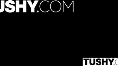 Táto talianska nymfomanka predviedla elitné fajčenie a potom si v misionári nechala ostro zdemolovať vnútro až do úplného „gape“ efektu