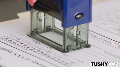 Táto talianska nymfomanka predviedla elitné fajčenie a potom si v misionári nechala ostro zdemolovať vnútro až do úplného „gape“ efektu