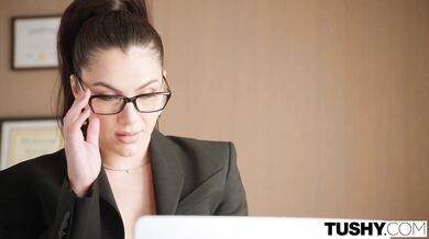 Táto talianska nymfomanka predviedla elitné fajčenie a potom si v misionári nechala ostro zdemolovať vnútro až do úplného „gape“ efektu