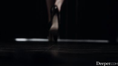 Riley Steele vymenila slzy za tvrdé sukanie a nechala si neľútostne zdemolovať dírku od chlapa, čo ju nešetril v žiadnej polohe