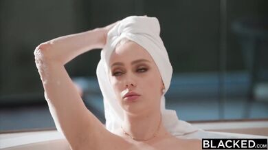 Drobná blondínka Braylin Bailey si nechala surovo rozmrdať svoj tesný venček tým najväčším klobásom, aký kedy dokázala prehltnúť