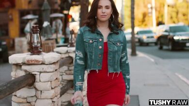 Nadržaná Casey Calvert a jej poriadne vyprášený anál v drsnom porne kde si nechala totálne zdemolovať svoj tesný venček