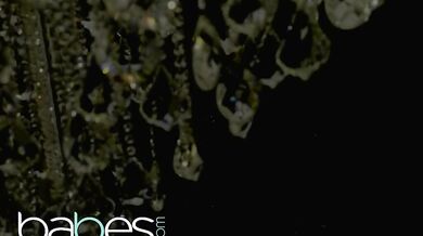 Táto hriešna blondínka Lena Paul sa pod horúcou vodou neľútostne napichla na tvrdý klobás a užívala si každý hlboký príraz