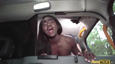 Nadržaná černoška s veľkým poštevákom sa nevedela nabažiť tvrdého kláta až kým ho celý nezaliala svojím squirtom