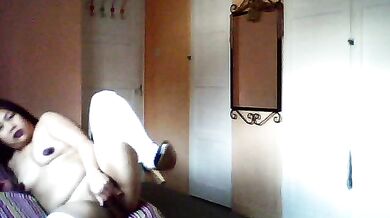 Táto potvora sa rozhodla poriadne zabaviť a ukázala svoju mokrú dierku v dráždivom tanci pri ktorom si neustále mädlo klitoris