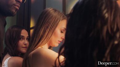 Eva Angelina a jej nadržané kamošky predviedli totálny masaker v posteli kde uctievali obrie čierne pero až do úplného vyčerpania