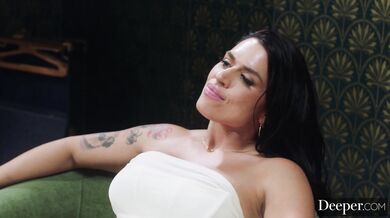 Eva Angelina a jej nadržané kamošky predviedli totálny masaker v posteli kde uctievali obrie čierne pero až do úplného vyčerpania