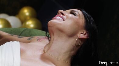 Eva Angelina a jej nadržané kamošky predviedli totálny masaker v posteli kde uctievali obrie čierne pero až do úplného vyčerpania