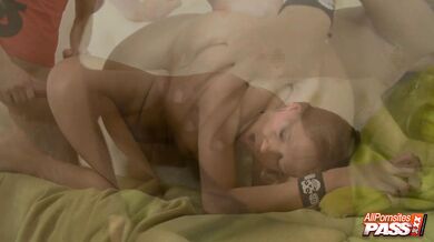 Elena Sweet zažila neľútostné mrdanie do zadku zavŕšené masívnym análnym creampie priamo pred kamerou