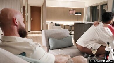 Surové mrdanie bezchybnej Emiri, ktorej tlustý BBC úplne zdemoloval štrbinu