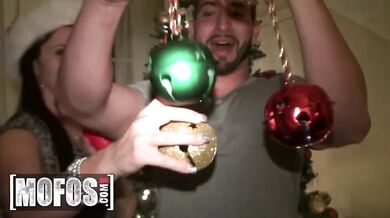 Žiadna slušná oslava, len čistá destrukcia vnútra a ksichty špinavé od mrdky