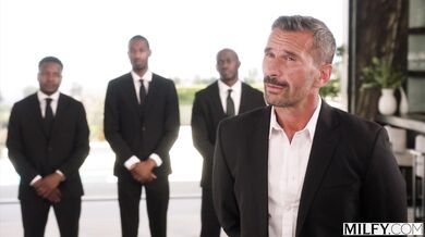 Manžel natáča, ako jeho MILFka Phoenix Marie schytáva tvrdé mrdanie do všetkých otvorov naraz