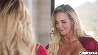 Manžel natáča, ako jeho MILFka Phoenix Marie schytáva tvrdé mrdanie do všetkých otvorov naraz