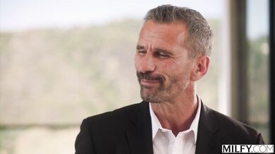 Manžel natáča, ako jeho MILFka Phoenix Marie schytáva tvrdé mrdanie do všetkých otvorov naraz