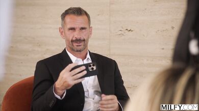 Manžel natáča, ako jeho MILFka Phoenix Marie schytáva tvrdé mrdanie do všetkých otvorov naraz