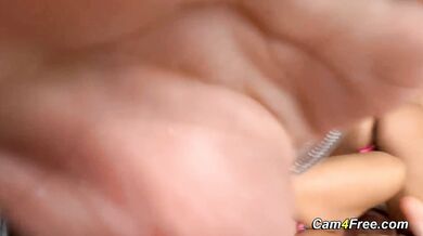 Pozri si ako si tieto dve nymfomanky navzájom lízali kundy a dráždili sa tak dlho až sa obe triasli v brutálnom amaterskom orgazme