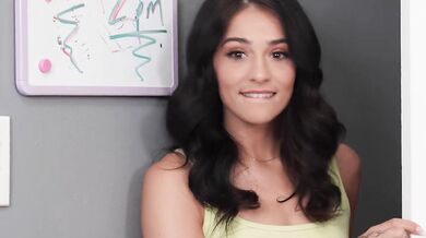 Sofie a Serena sa predviedli v pozícii na pejska a v misionári pričom si nechali surovo rozraziť svoje úzke dierky v tomto špinavom trojkovom úlete