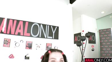 Vykúrený čurák skončil nadoraz v zadku Loly, ktorá pri tom šialene kvičí