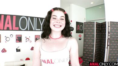 Vykúrený čurák skončil nadoraz v zadku Loly, ktorá pri tom šialene kvičí