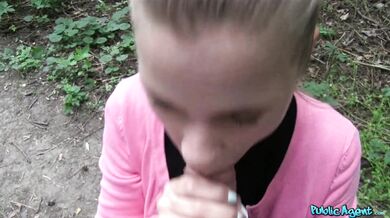 Brutálna jebačka mladého dievčaťa vonku za pár stoviek