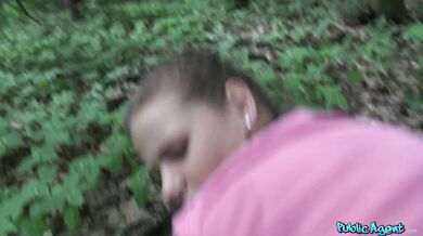 Brutálna jebačka mladého dievčaťa vonku za pár stoviek