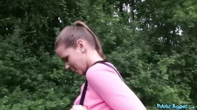 Brutálna jebačka mladého dievčaťa vonku za pár stoviek