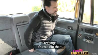 Šukačka v anglickom taxíku kde masívne péro dalo zabrať mladej spolujazdkyni