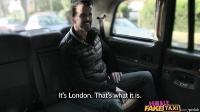 Šukačka v anglickom taxíku kde masívne péro dalo zabrať mladej spolujazdkyni