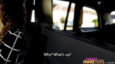 Šukačka v anglickom taxíku kde masívne péro dalo zabrať mladej spolujazdkyni