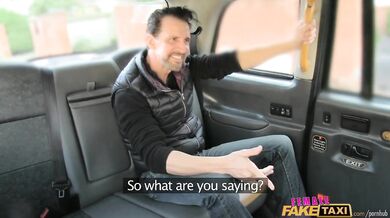 Šukačka v anglickom taxíku kde masívne péro dalo zabrať mladej spolujazdkyni