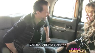 Šukačka v anglickom taxíku kde masívne péro dalo zabrať mladej spolujazdkyni