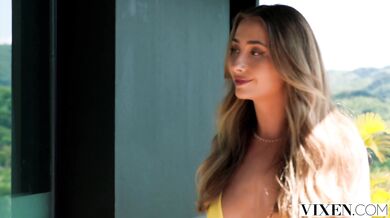 Lily Phillips a jej nadržaná jazda na čurákovi chlapa čo prišiel len niečo opraviť