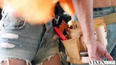 Lily Phillips a jej nadržaná jazda na čurákovi chlapa čo prišiel len niečo opraviť