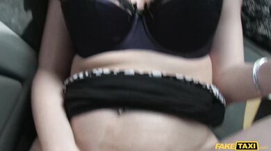 Sleduj túto skúsenú MILFku, ako ti vyfajčí dušu a s radosťou prijme tvoj náklad na svoju tvár