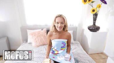 Charles Dera nemohol spustiť oči z Alexis Kay, ktorá mu ukázala všetko, zatiaľ čo sa maľovala