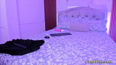 Chica s obrovským zadkom si prstuje svoju mokrú dierku a užíva si solo rozkoš