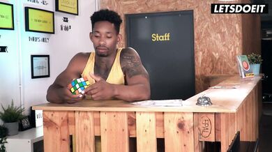 Blonďavá nevernica si užíva drsné mrdanie v hosteli zatiaľ čo jej frajer nemá ani tušenia