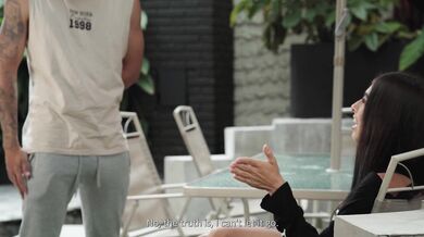 Mrdanie za povýšenie drsná latina ma zneužila priamo na pracovnom stole