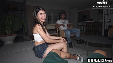 Najlepší kamoš mi dohodil svoju ségru na poriadne mrdanie v obývačke