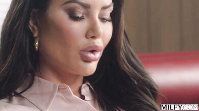 Táto nymfa s luxusným zadkom sa nechala nekompromisne prohnat až do úplného vyčerpania