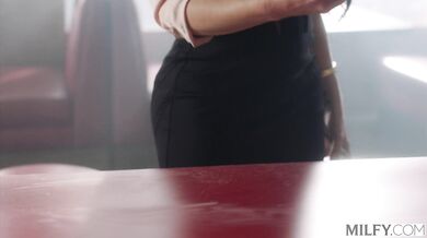 Táto nymfa s luxusným zadkom sa nechala nekompromisne prohnat až do úplného vyčerpania