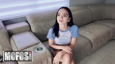 Selina Imai schytala tvrdý nárez a nechala si do píče hlboko vypáliť horúci náklad