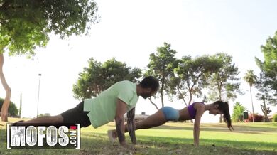 Catalina Ossa si na čerstvom vzduchu nechala hlboko do píče vypustiť horúci náklad