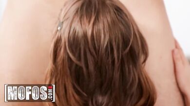 Dakota po hre dychtivo vyfajčila čurák a potom si nechala poctivo naložiť