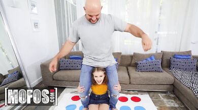 Dakota po hre dychtivo vyfajčila čurák a potom si nechala poctivo naložiť